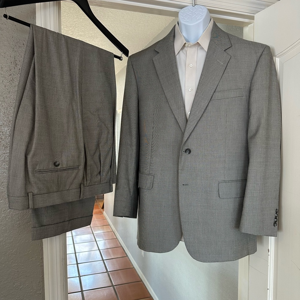 JoS. A.Bank Men’s Suit Grey 43R, 37R pants